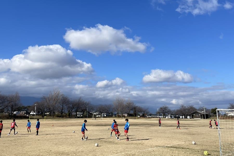 空の下に広がるFootballのグラウンド